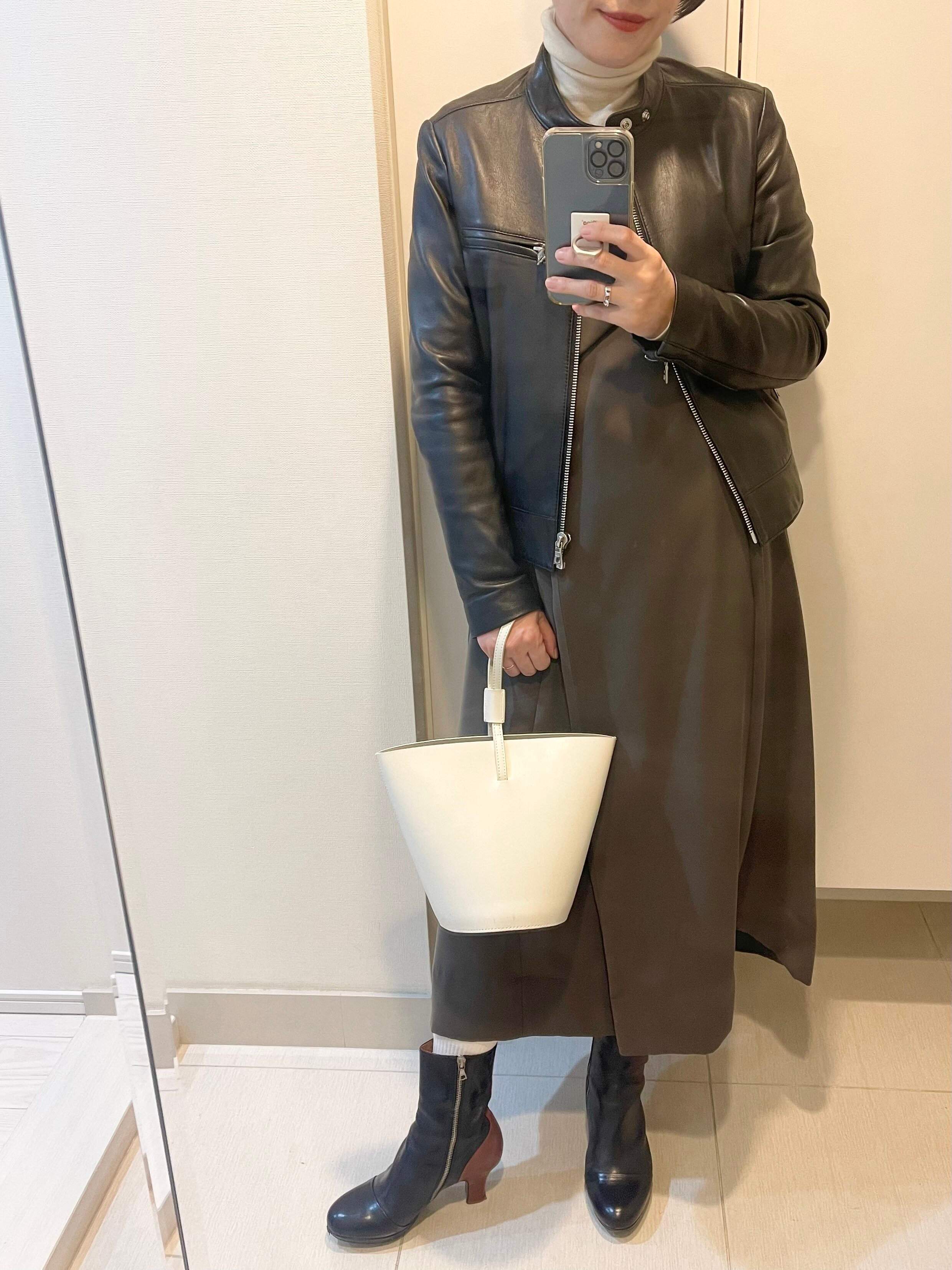 白差し色コーデ