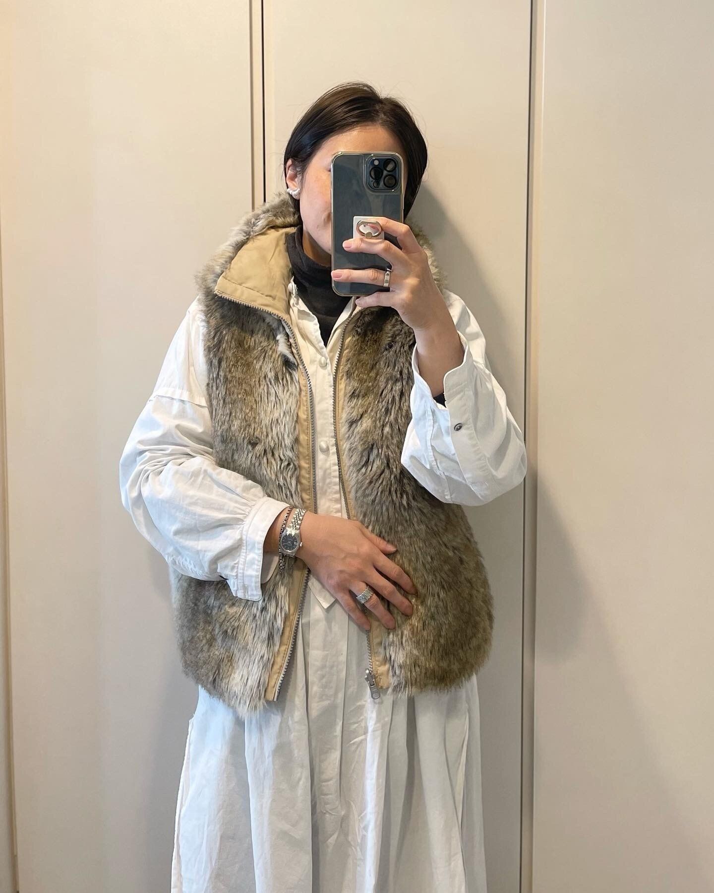 白ワンピースとファーベスト