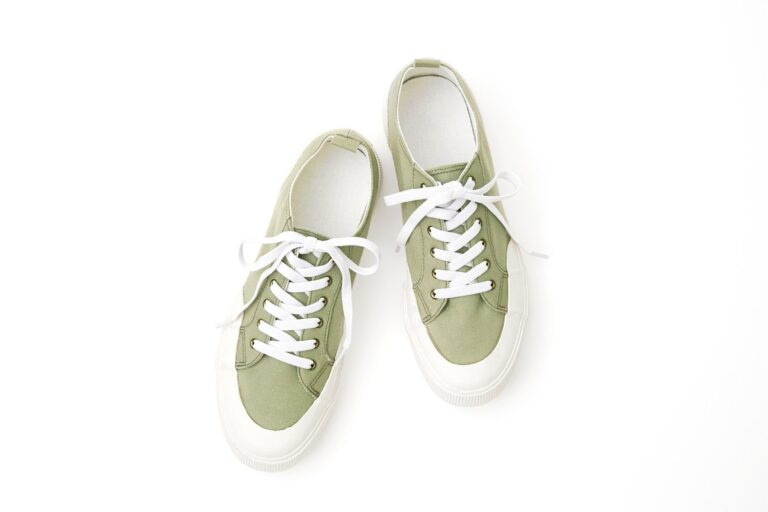 無意識にやっている!?40代のスニーカー「おば見えコーデ」を回避する方法