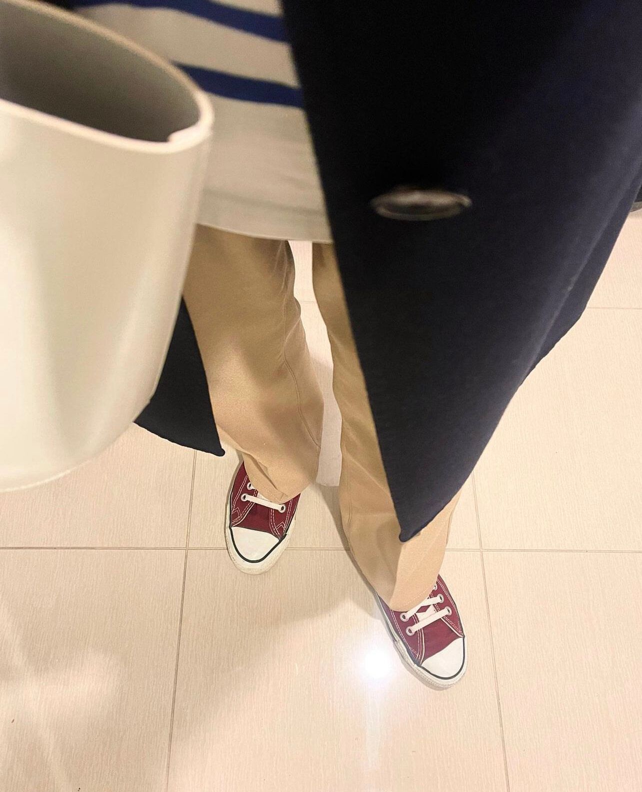 エンジコンバースとベージュパンツ