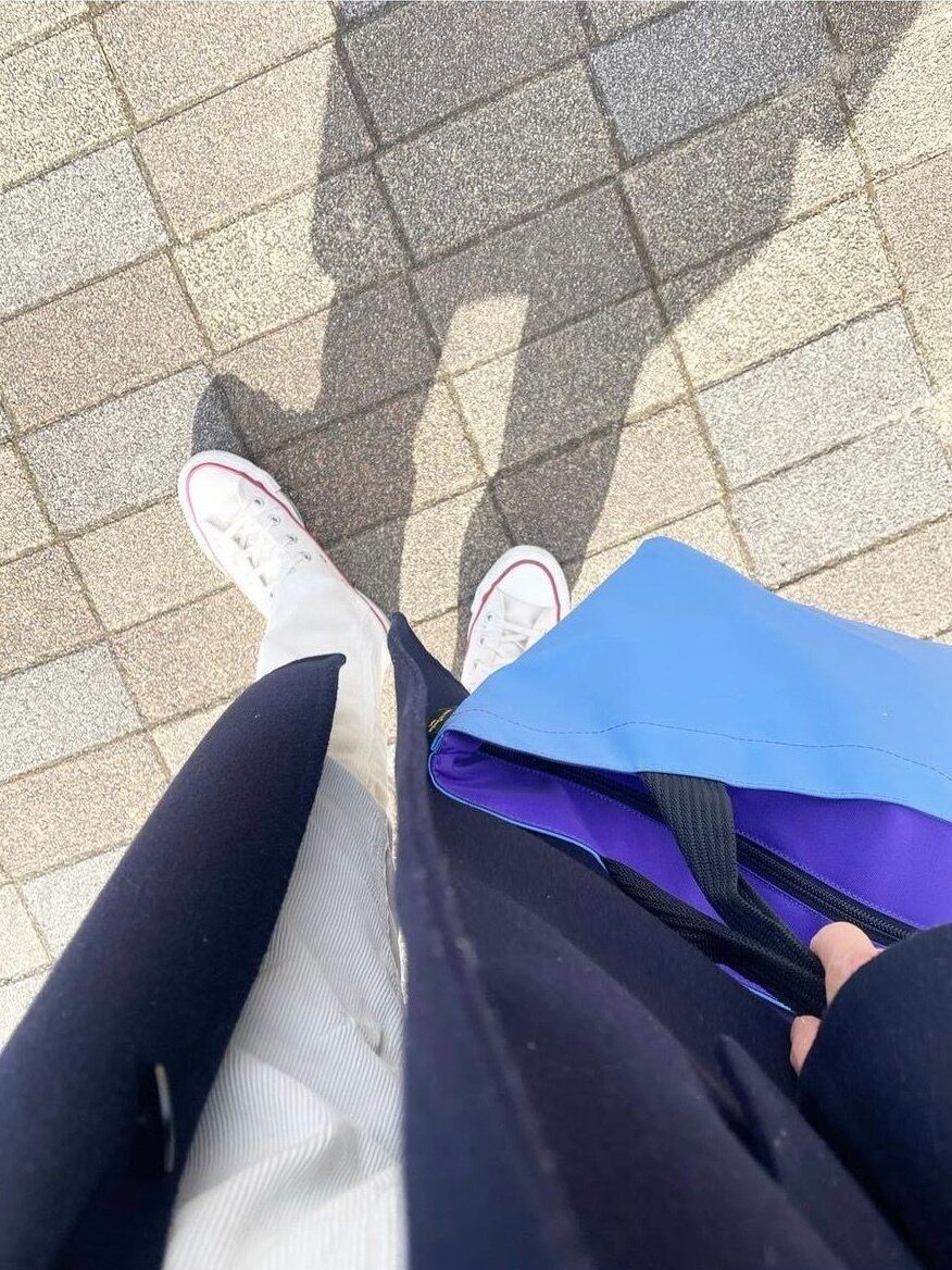 白コンバースと白パンツ