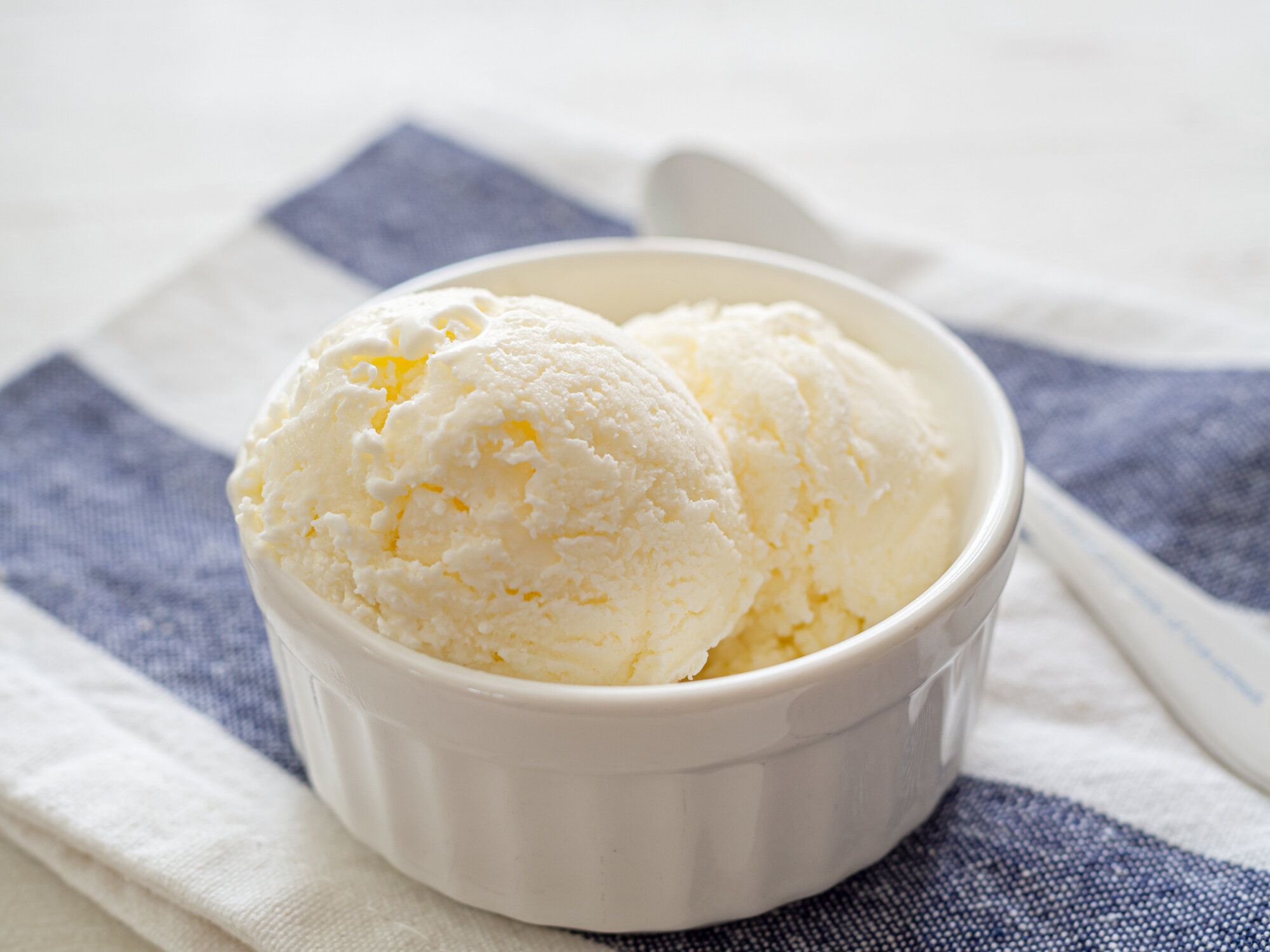 バニラアイスクリームインボウルオンテーブル