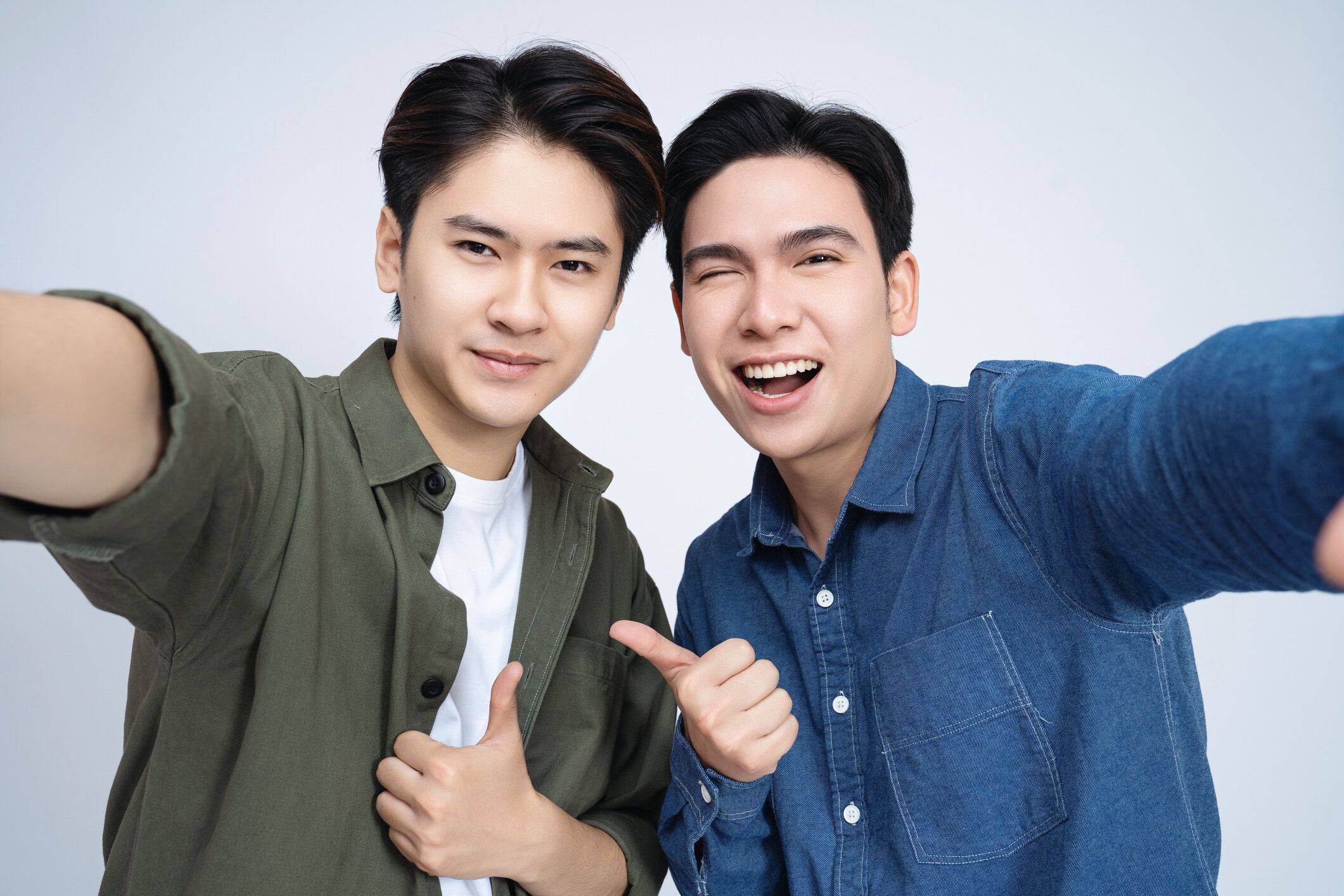 背景に2人のアジア人男性