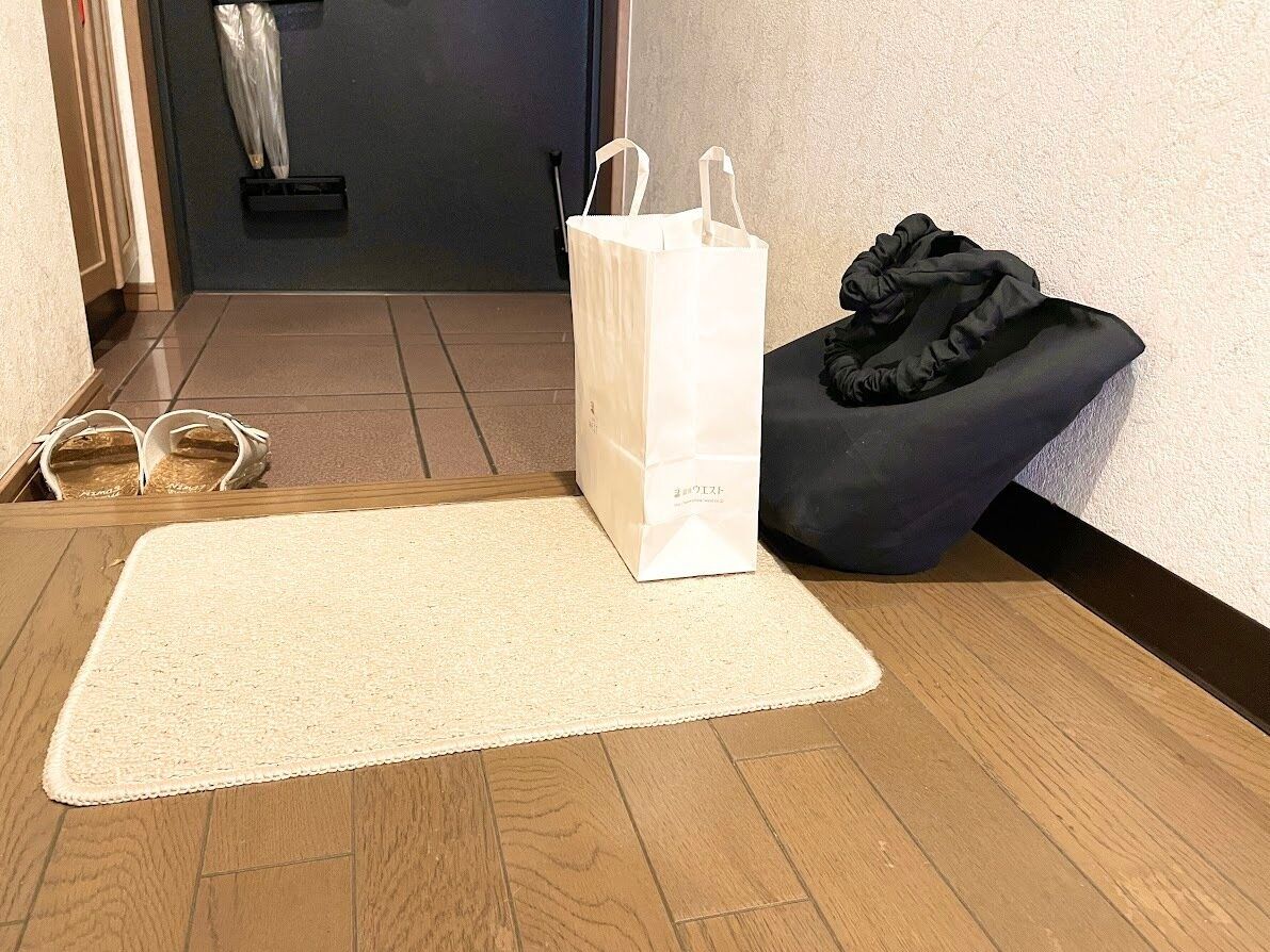 持ち帰ったモノをなんとなくその辺に置く