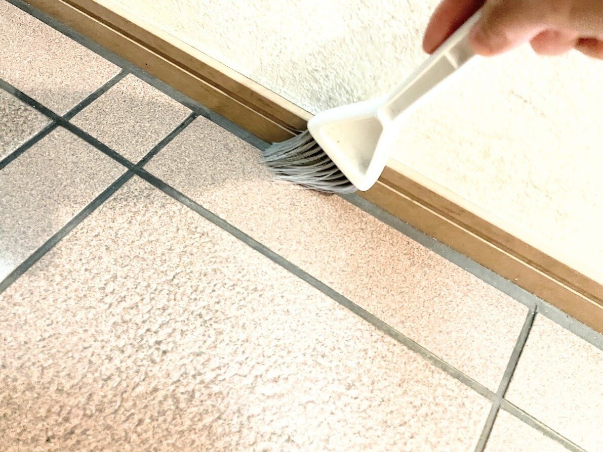 ミニホウキで玄関掃除