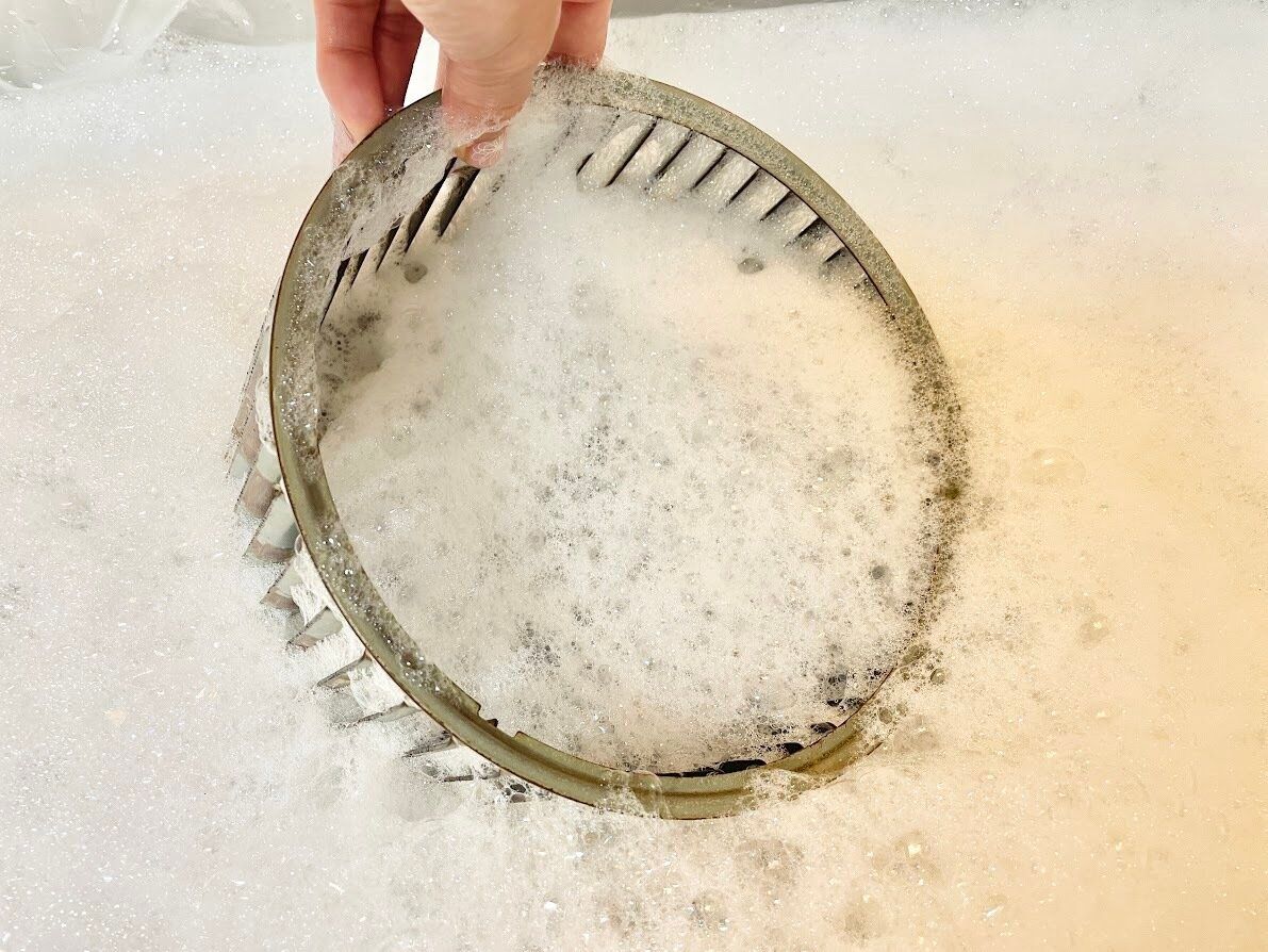 換気扇を洗浄液に入れる