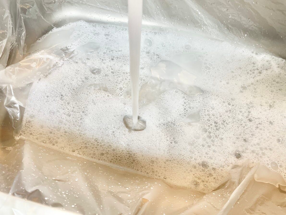 シンクに水をためて洗剤を溶かす