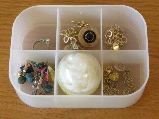 仕切りケースに入りました