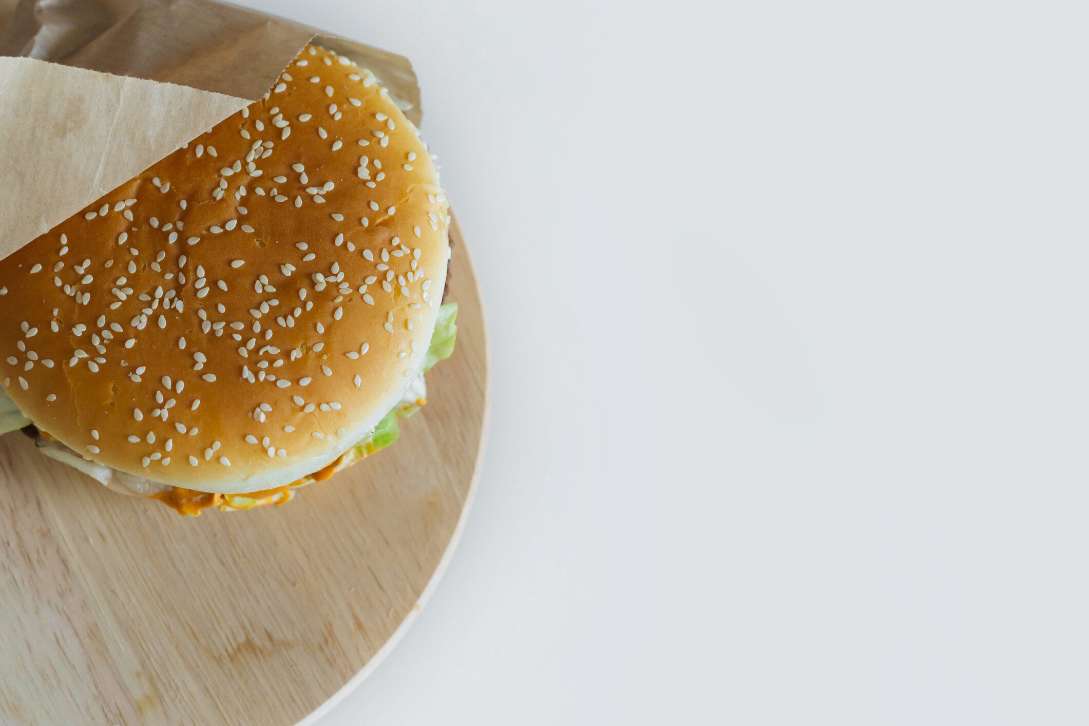 チェリャビンスク、ロシア、2020年2月23日:マクドナルドのハンバーガーメニュー:フライドポテト、ナゲット、大きなマック。ファーストフードとジャンクフードのコンセプト。