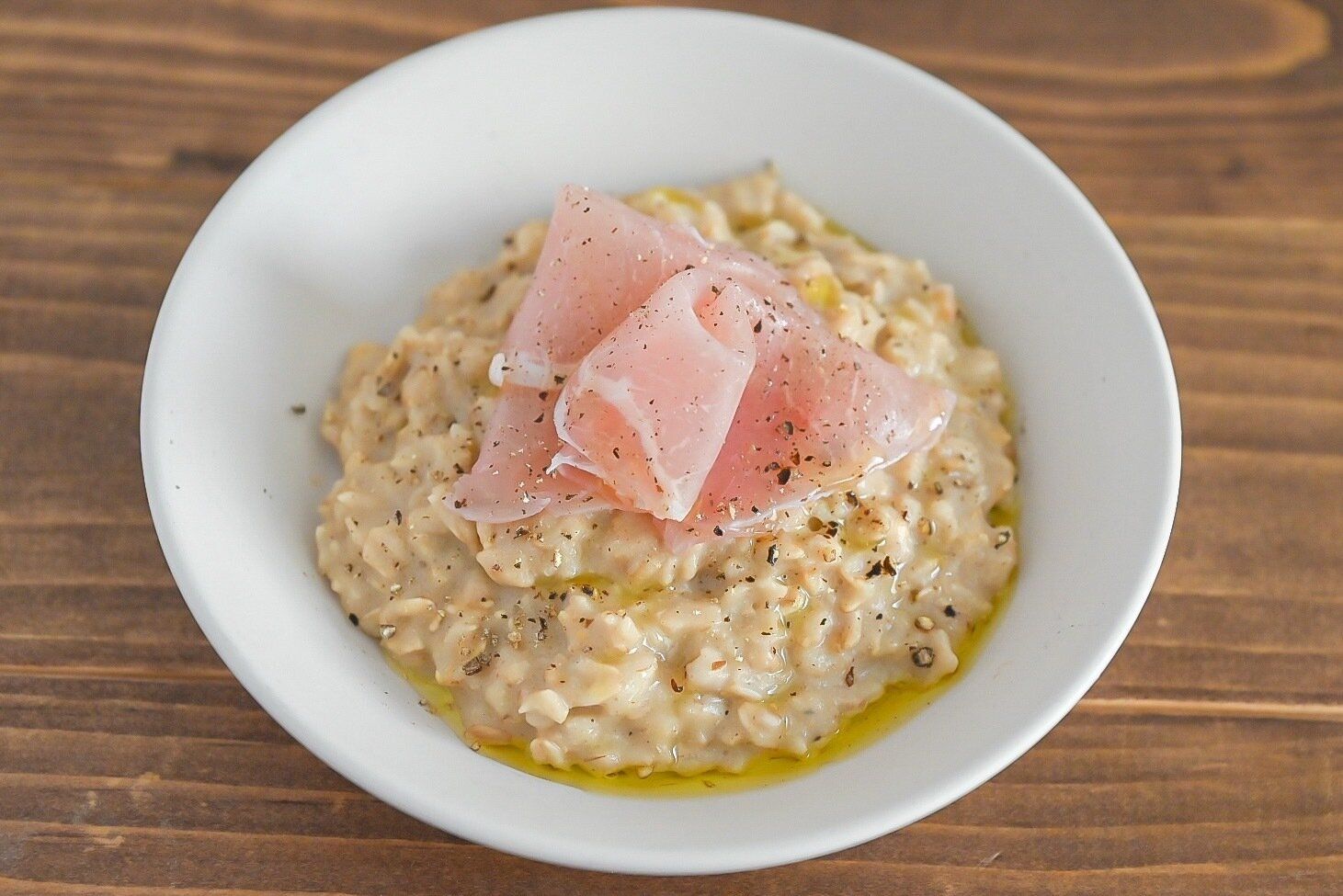 皿に盛られたオートミールのトリュフクリームリゾット