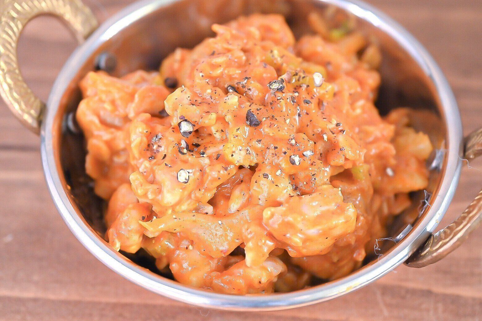 皿に盛られた鶏肉とオートミールのマッサマンカレー炒め