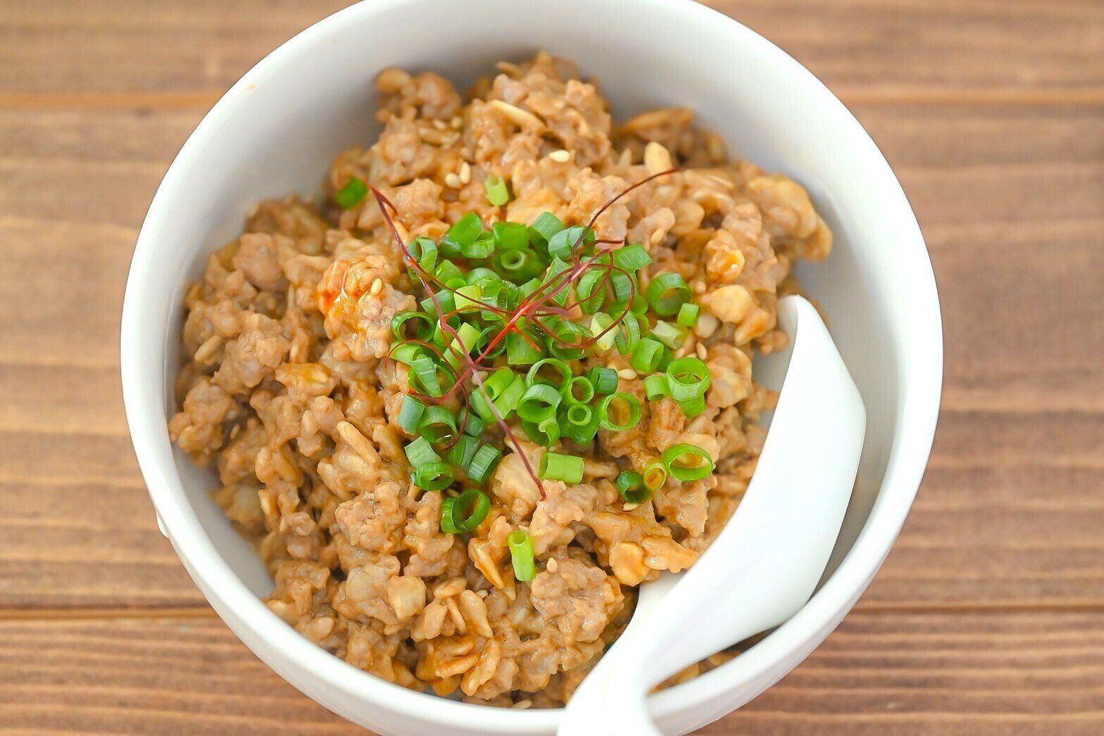 白い皿に盛られたオートミールの坦々風