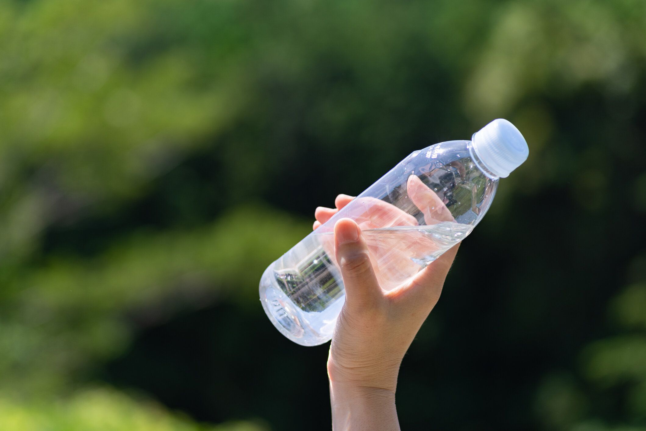 ペットボトル入りの水を持っている