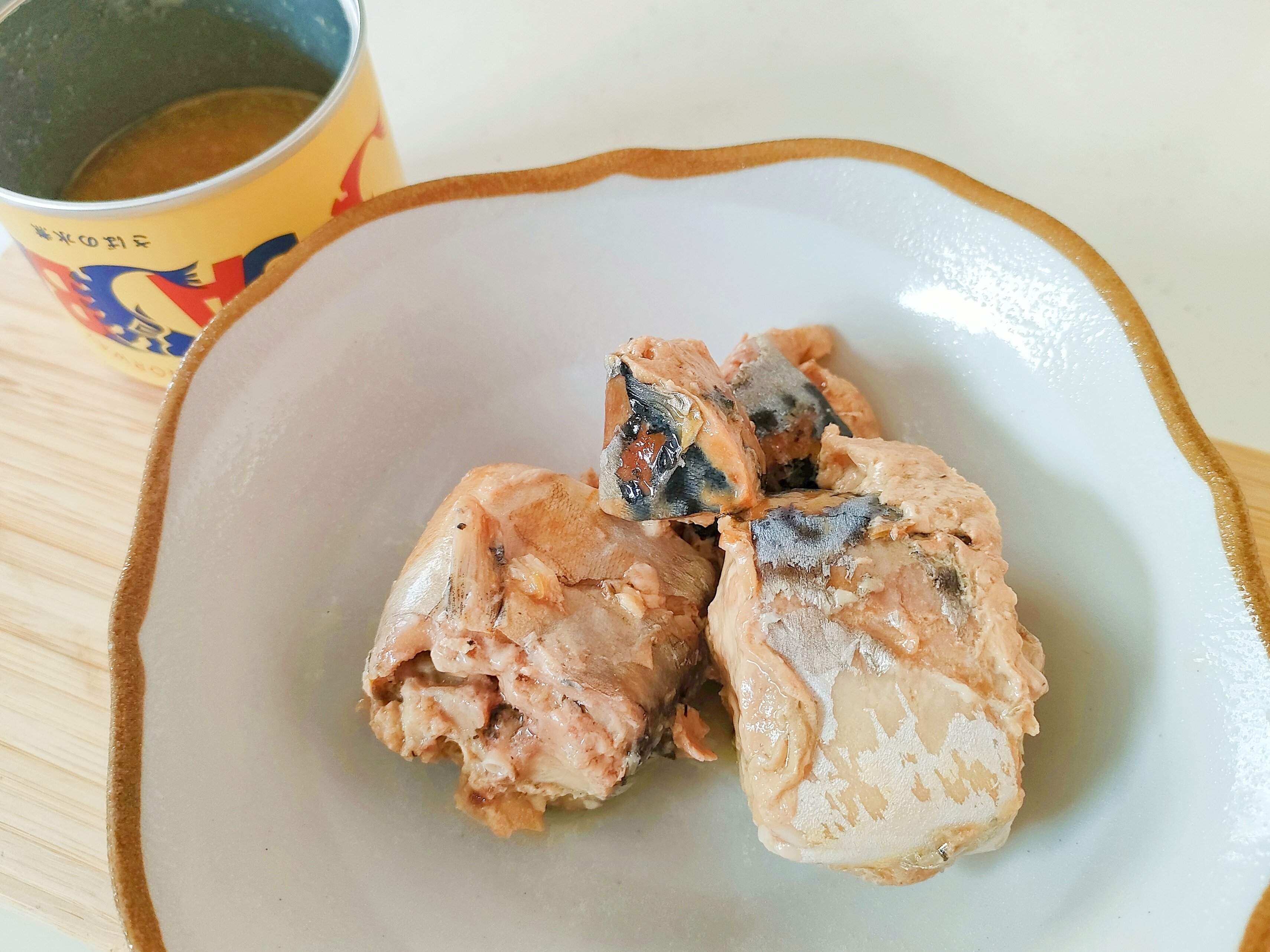 さば缶の中身をすべてお皿に盛り付ける