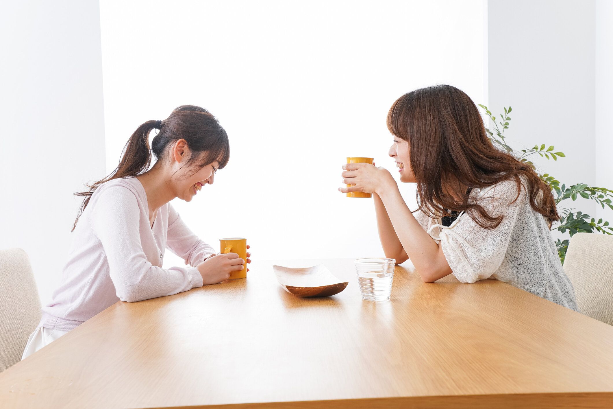 カフェで話している女性