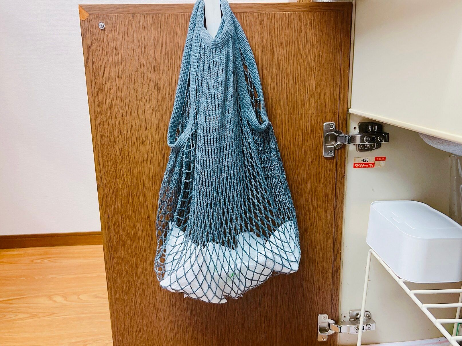 1.キッチンや洗面台の扉の裏