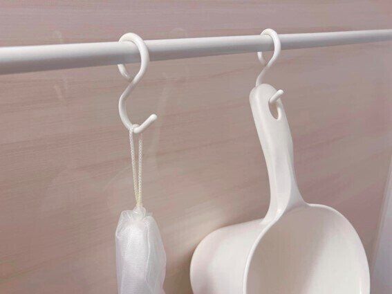 4.浴室のタオルバーに吊り下げ収納