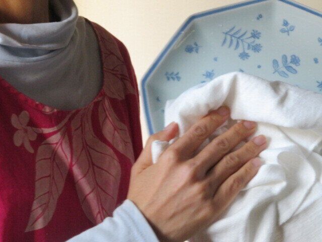 大きな皿も包んで拭ける
