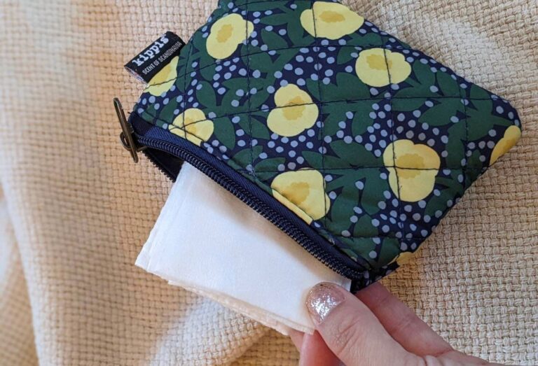 【使い捨てが快適】“ハンカチびしょびしょ問題解決“ダイソーで買えちゃう「ITO タオル」