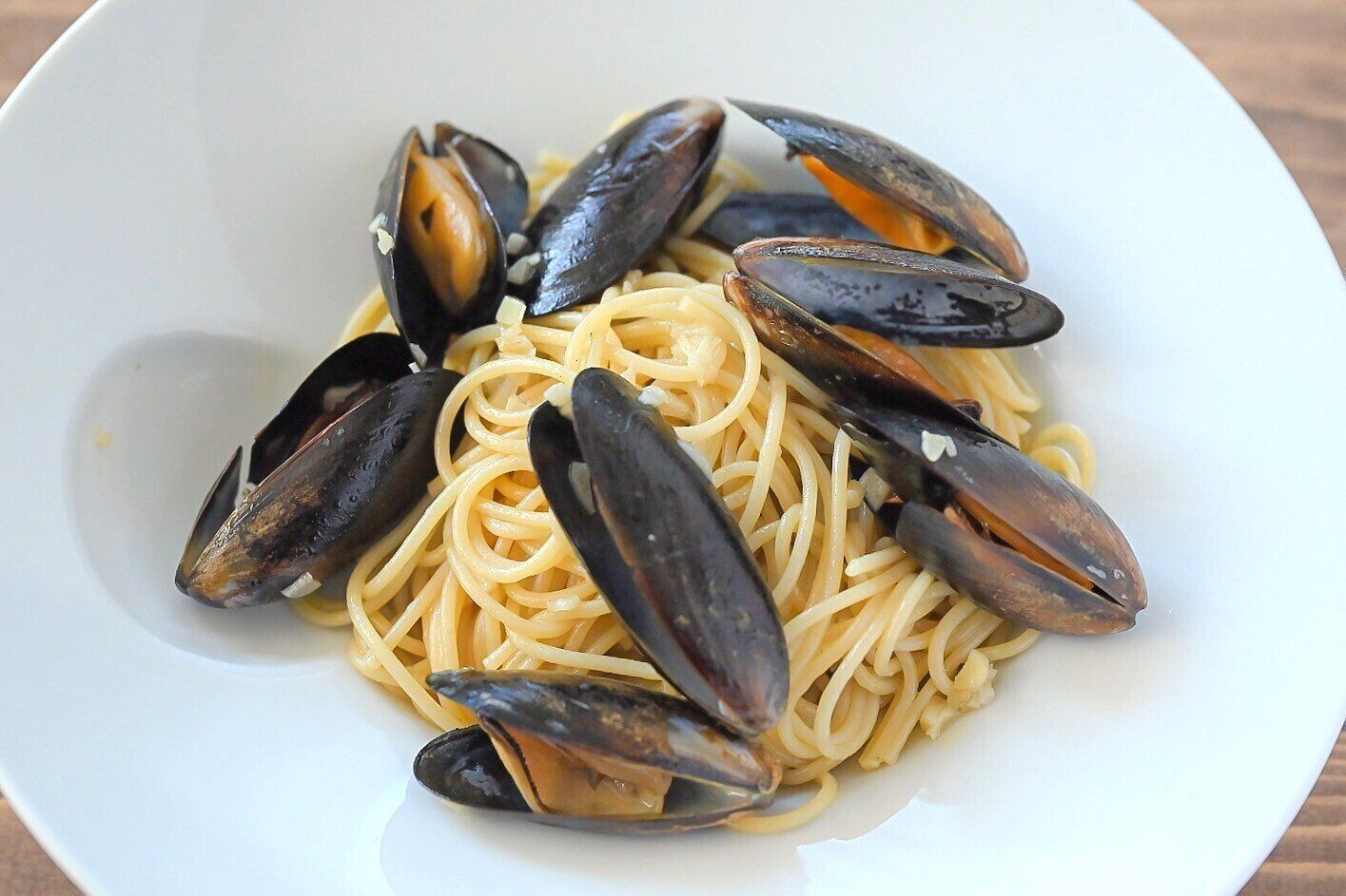 白い皿に盛られたムール貝のレシピ