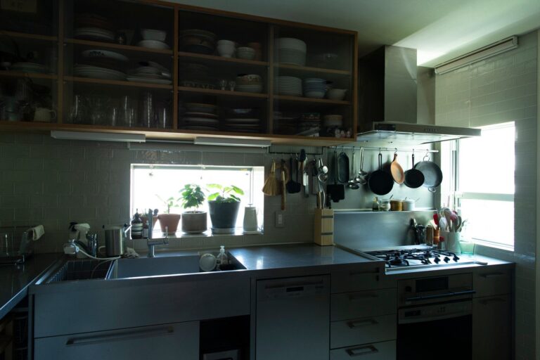 女一人で、家を建てました。ミニマリストとは無縁。 調理器具も食材もあふれるほど置いてある台所