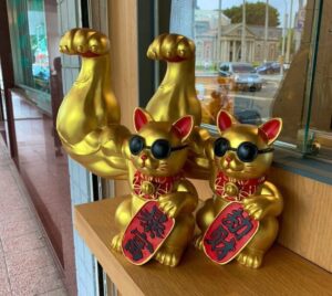 黄金色に輝く台湾のマッチョな招き猫に「すごい招きそう」「強そう」のコメント集まる