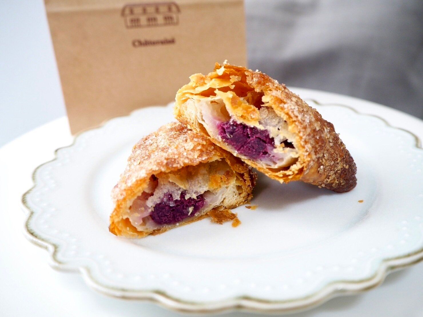 シャトレーゼ「むらさき芋のあんこもちパイ」断面写真