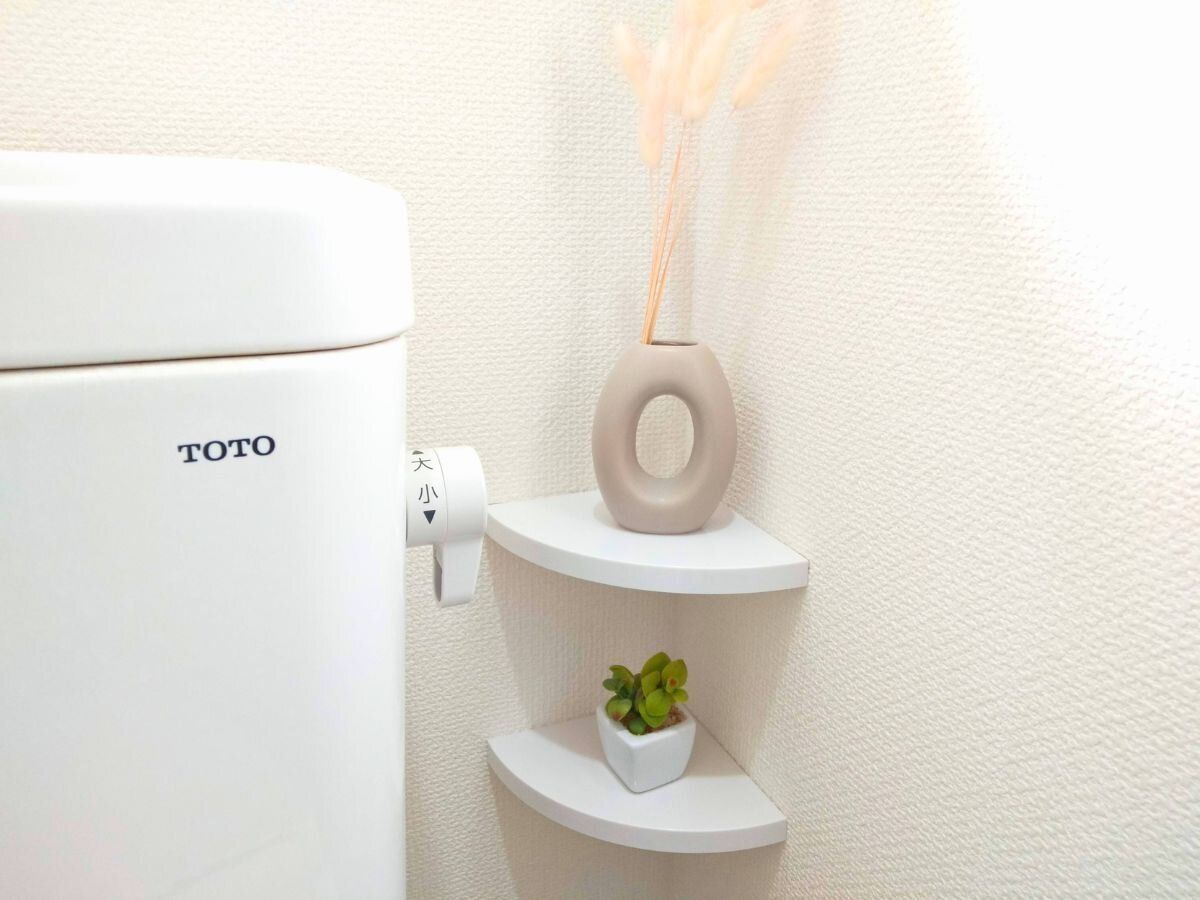トイレに設置された飾り棚