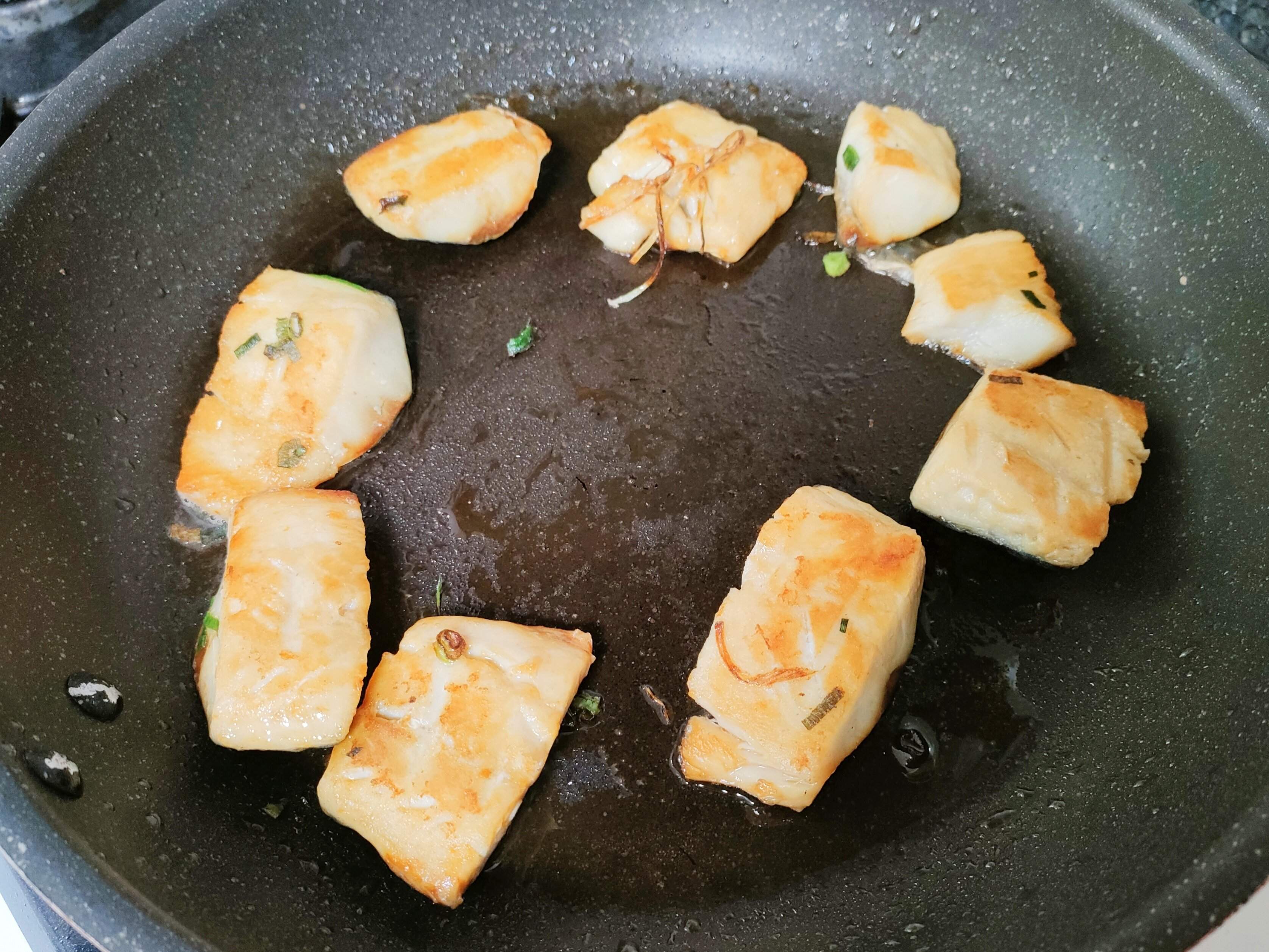 フライパンでさばを焼く