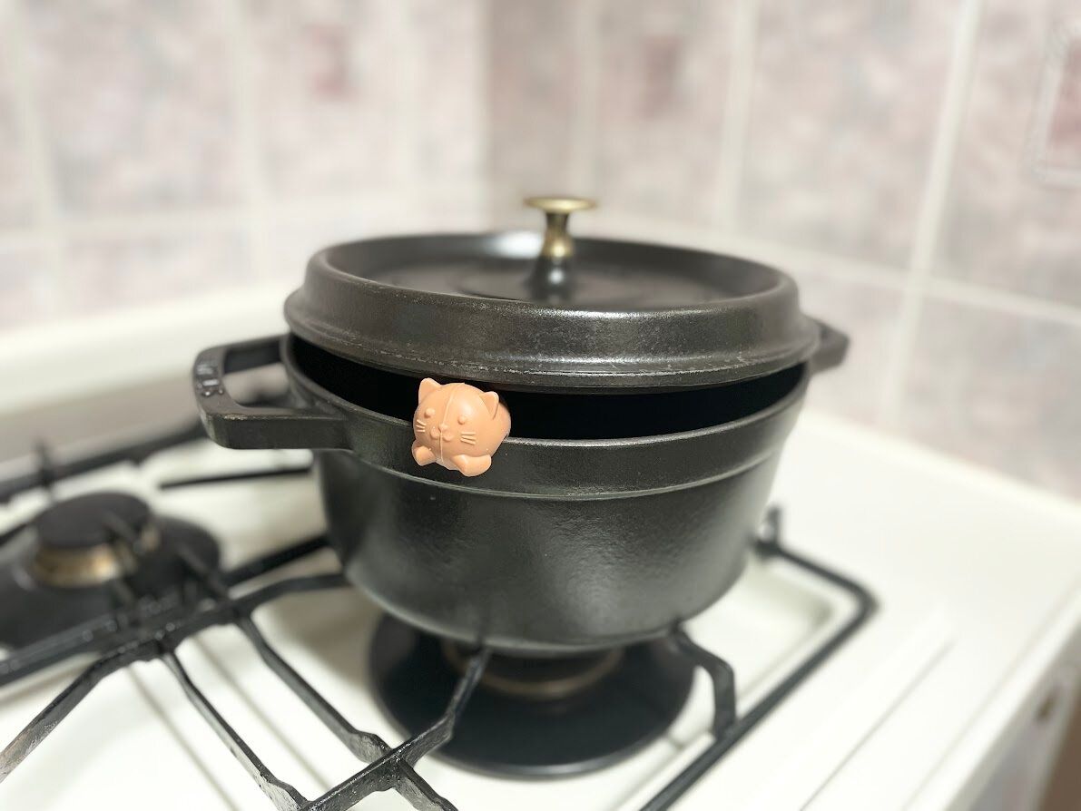 【ワッツ】かわいすぎる!「にゃんこがチラ見え」のキッチンアイテム