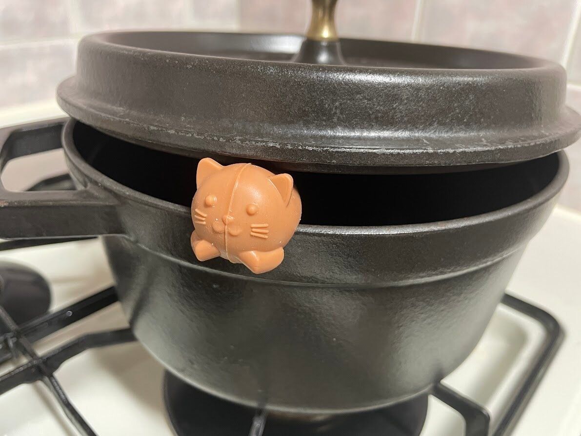 ワッツのふきこぼれストッパー ねこ型を使うようす