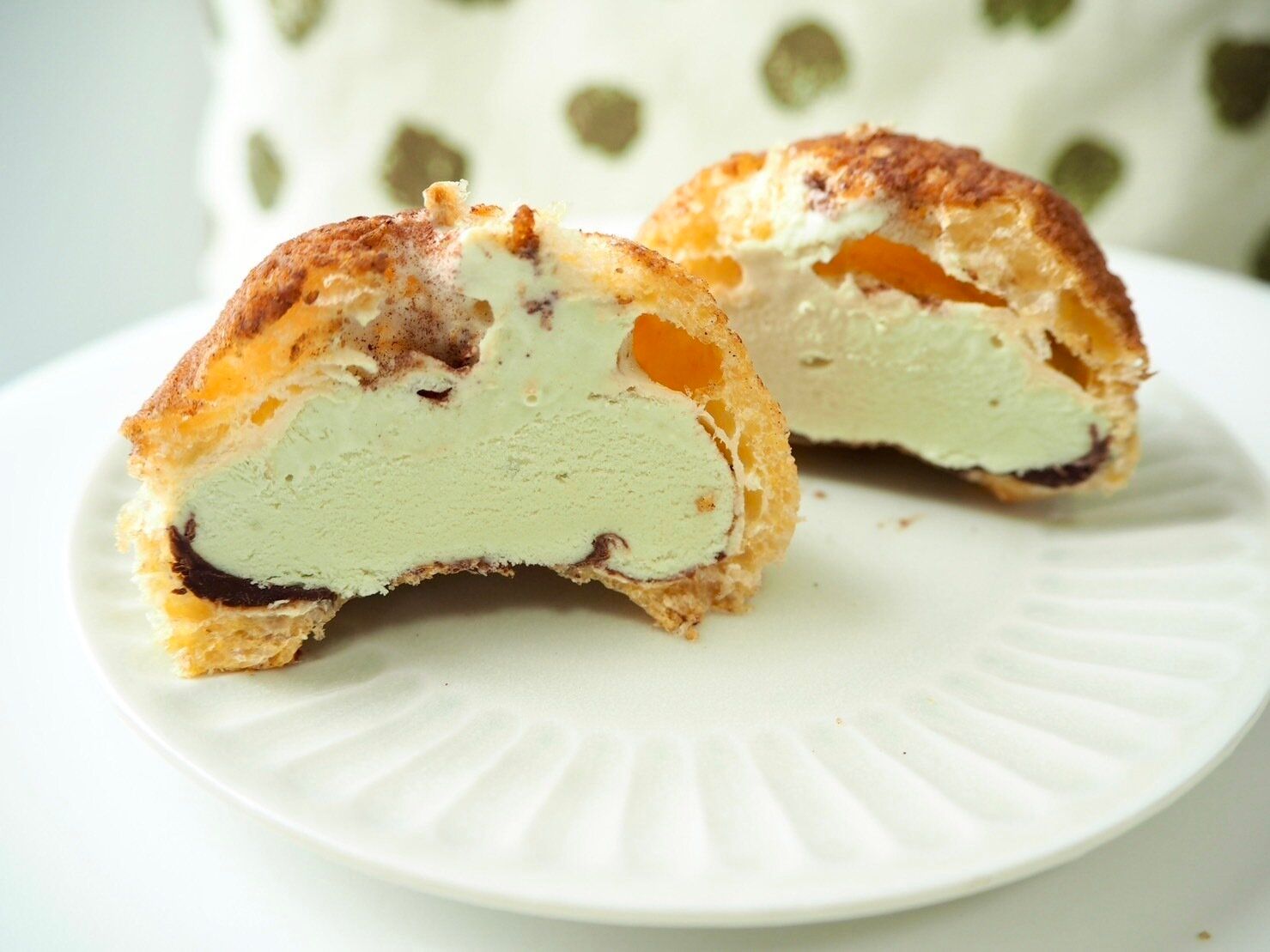 シャトレーゼ「DESSERTクッキーシューアイス ピスタチオ」断面写真