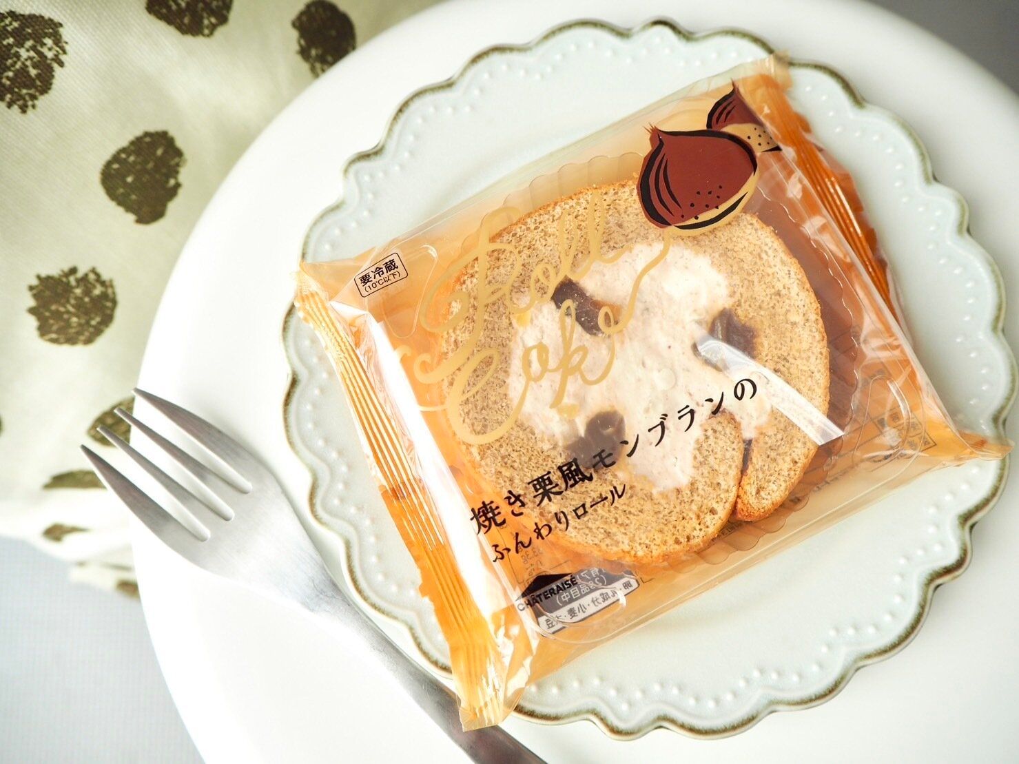 シャトレーゼ「焼き栗風モンブランのふんわりロール」商品写真