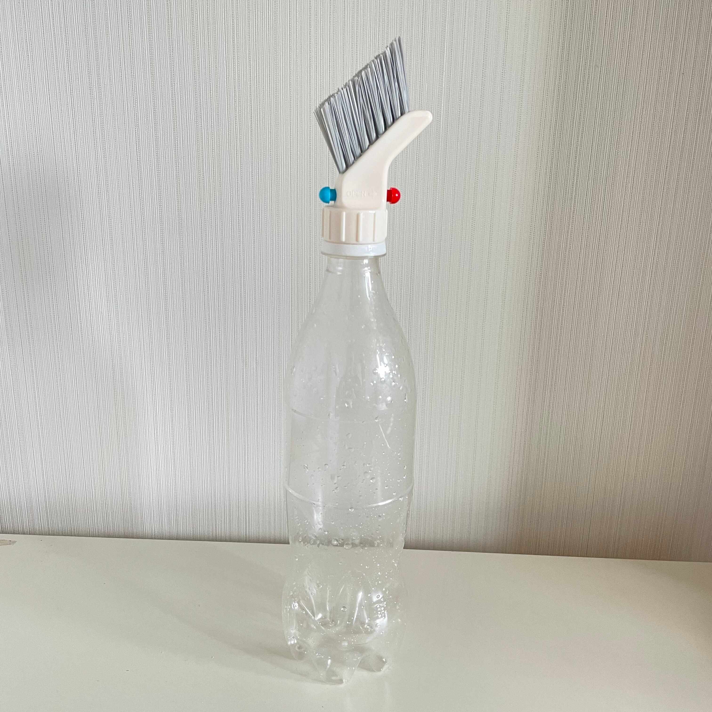 ダイソーの「ペットボトルにつけるスリムブラシ」