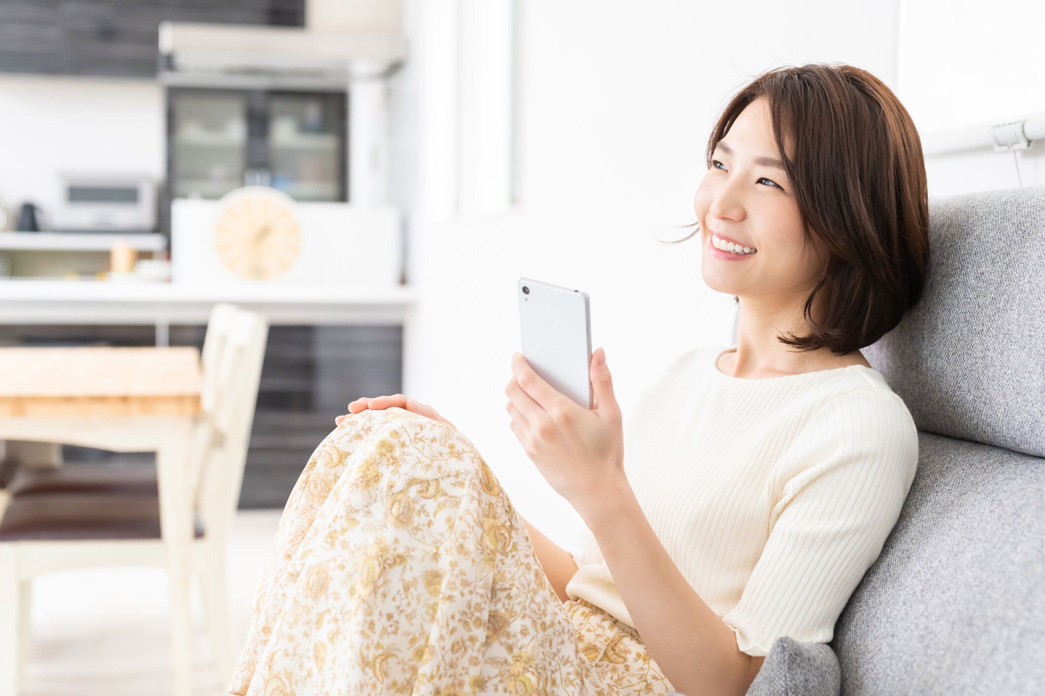 スマートフォンを見る魅力的なアジアの女性