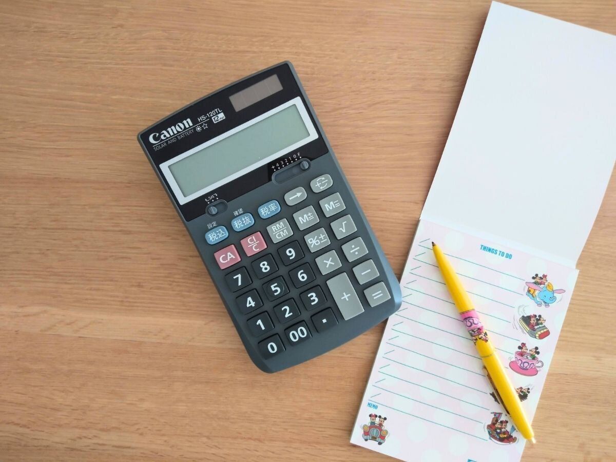 電卓とメモの画像