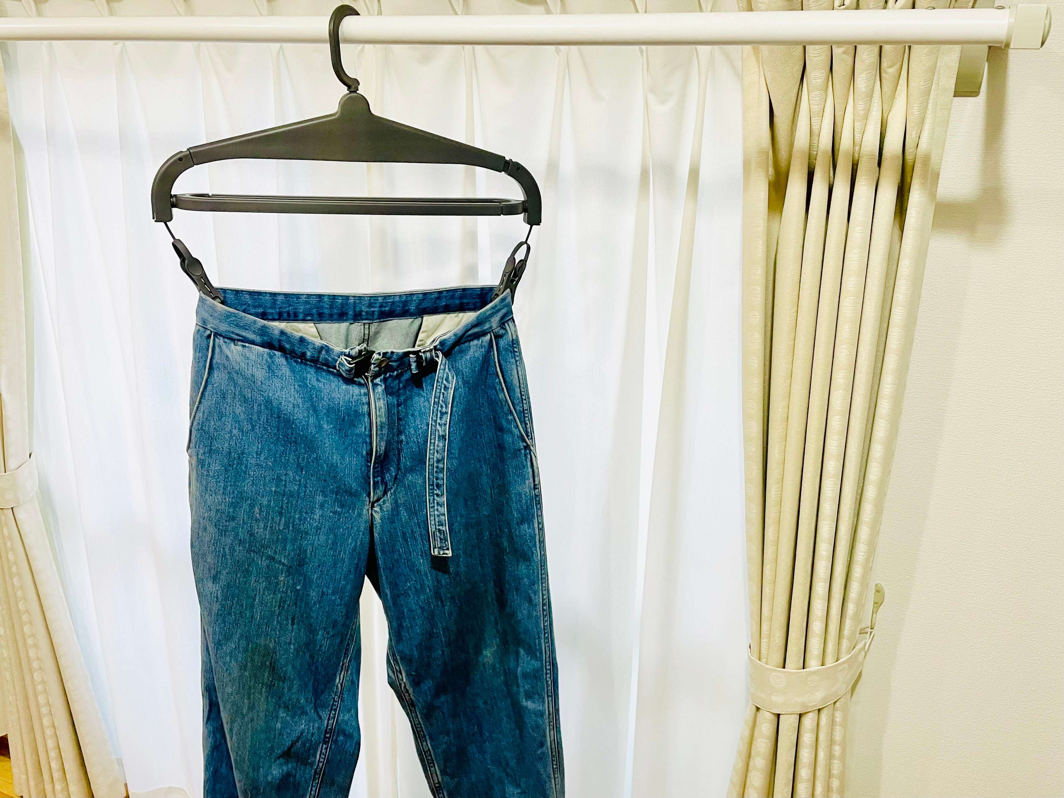 デニムも干せるカインズのハンガー