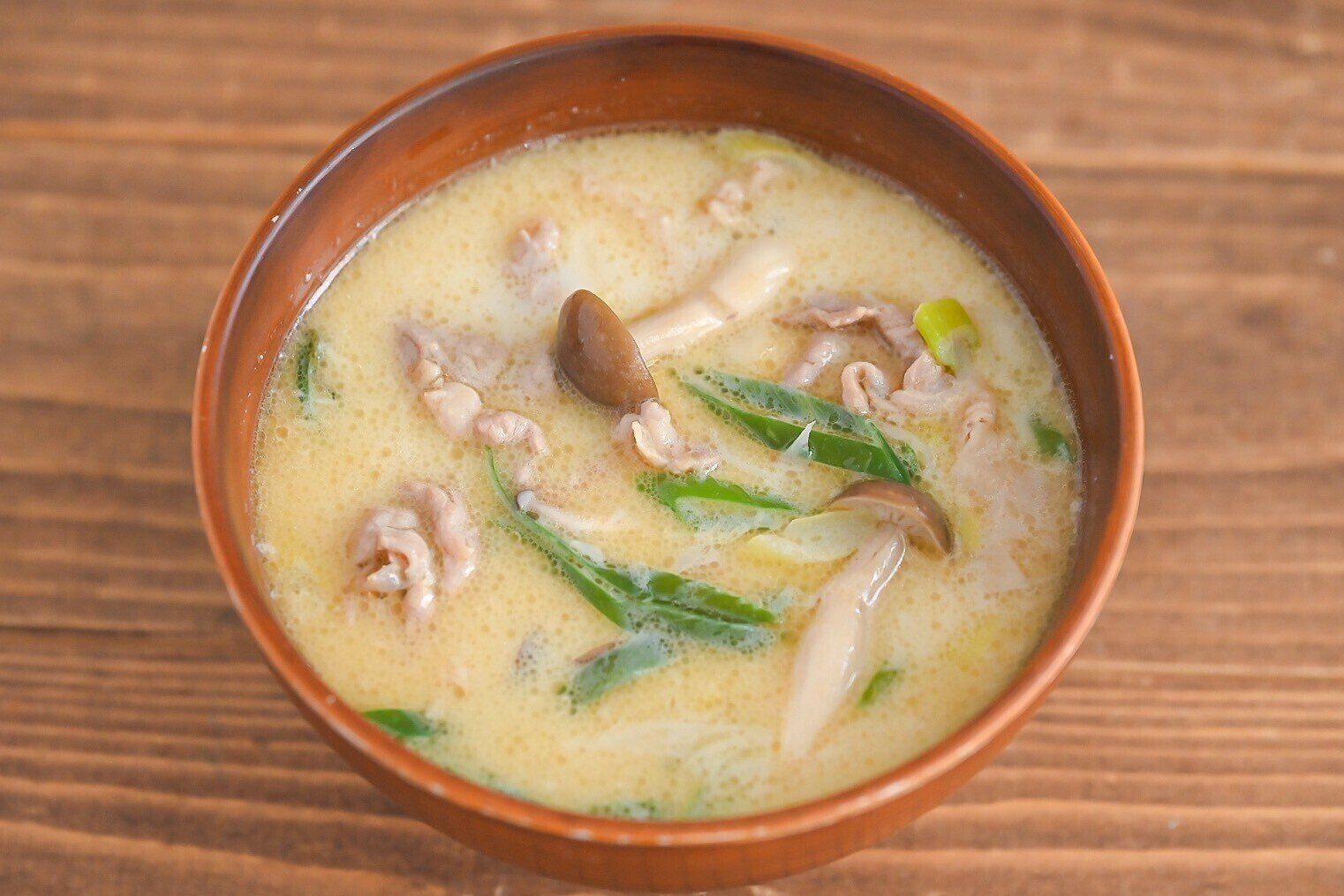 お椀に入った豚肉としめじの豆乳スープ