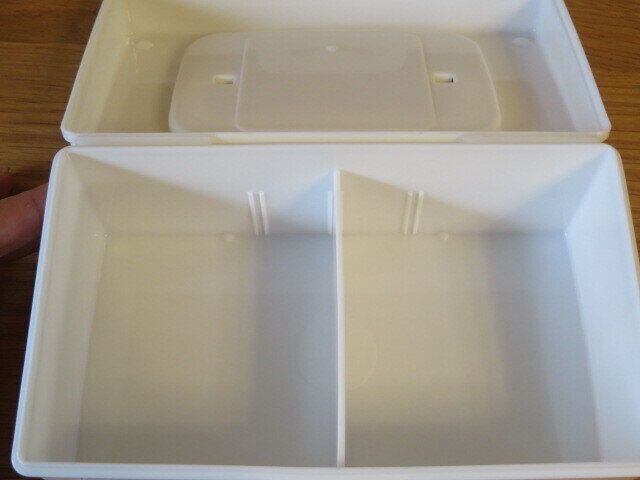 仕切りつきの粘土ケース