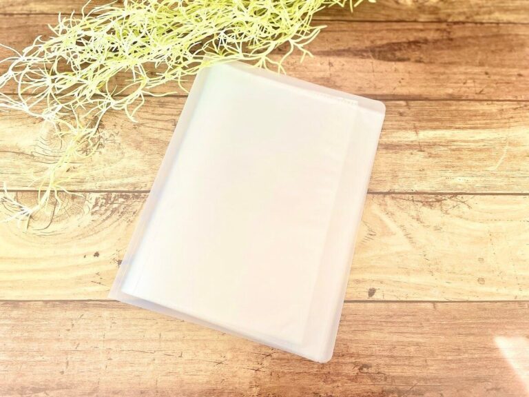 【ワッツ】折り目をつけずにバッグに入る！A4の紙を半分サイズにできるファイル