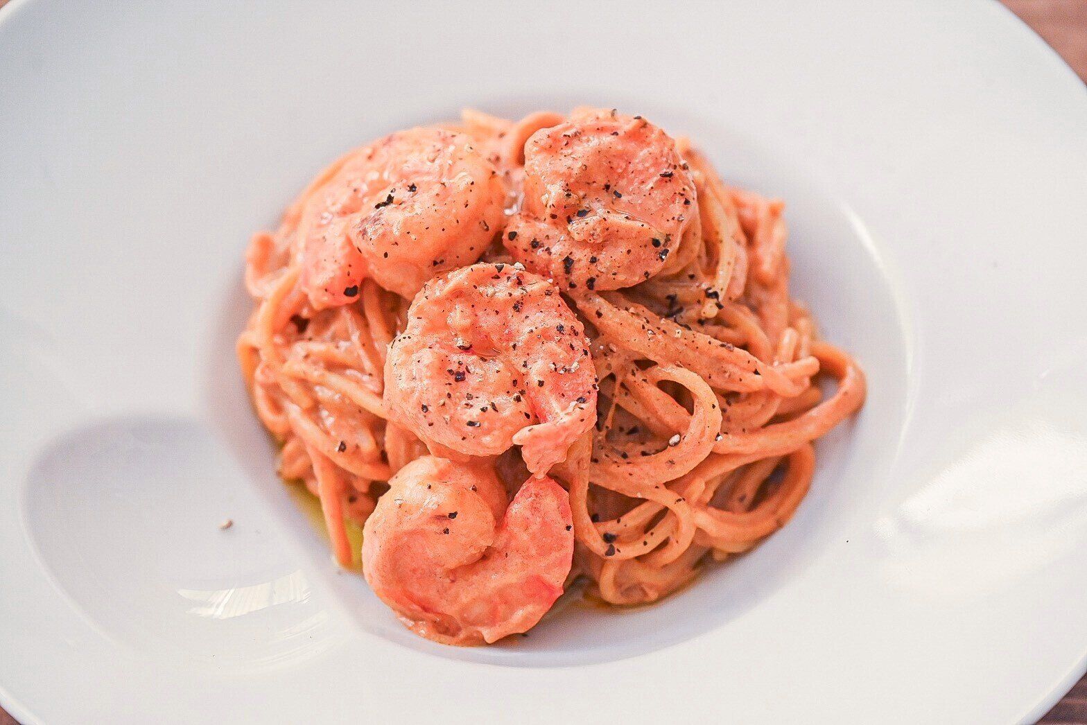 白い皿に盛られたえびクリームパスタ
