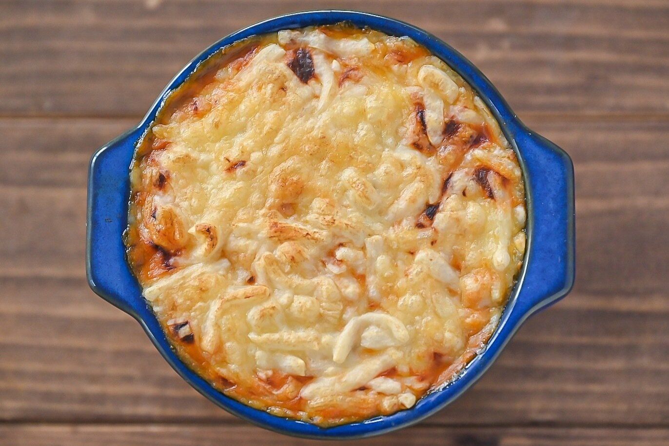 青い耐熱皿に入ったグラタン