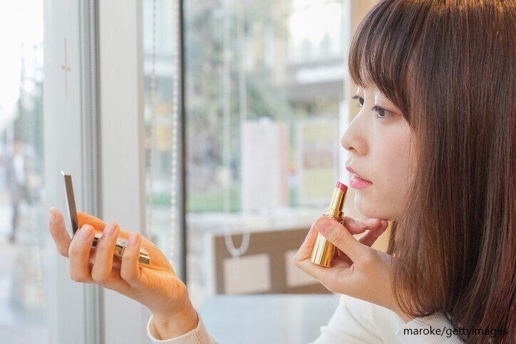 メイクをする女性