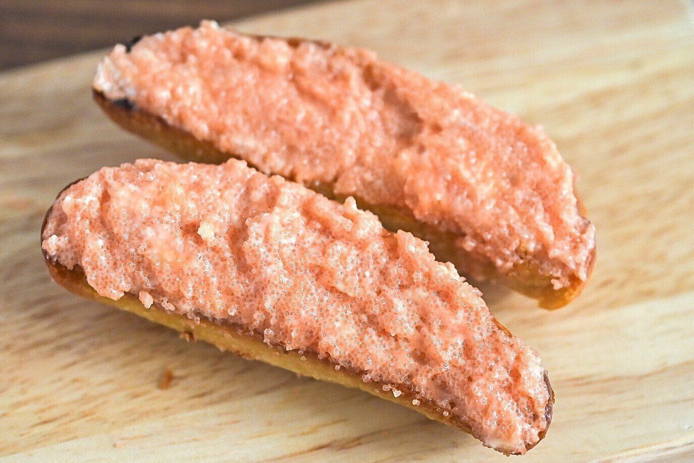 木板にのった明太チーズバゲット