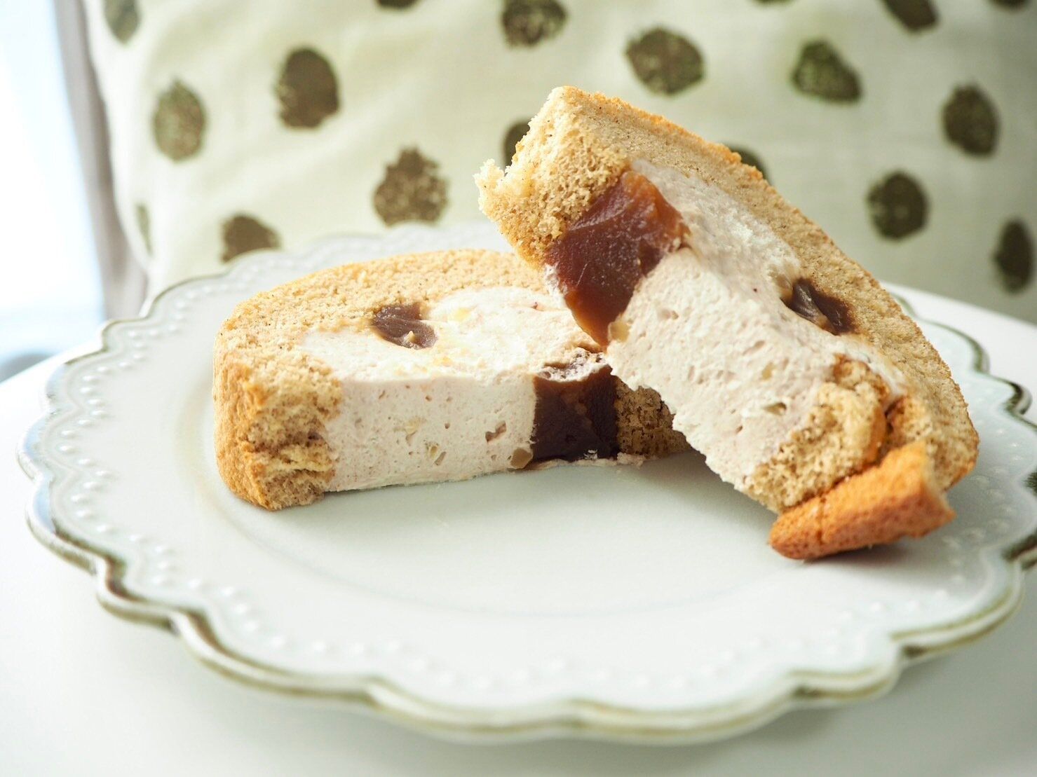 シャトレーゼ「焼き栗風モンブランのふんわりロール」断面写真