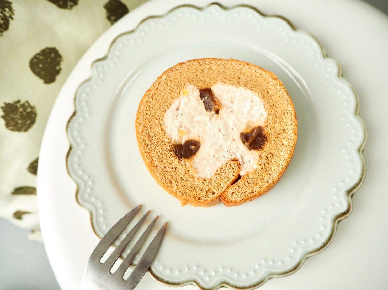 シャトレーゼ「焼き栗風モンブランのふんわりロール」商品写真