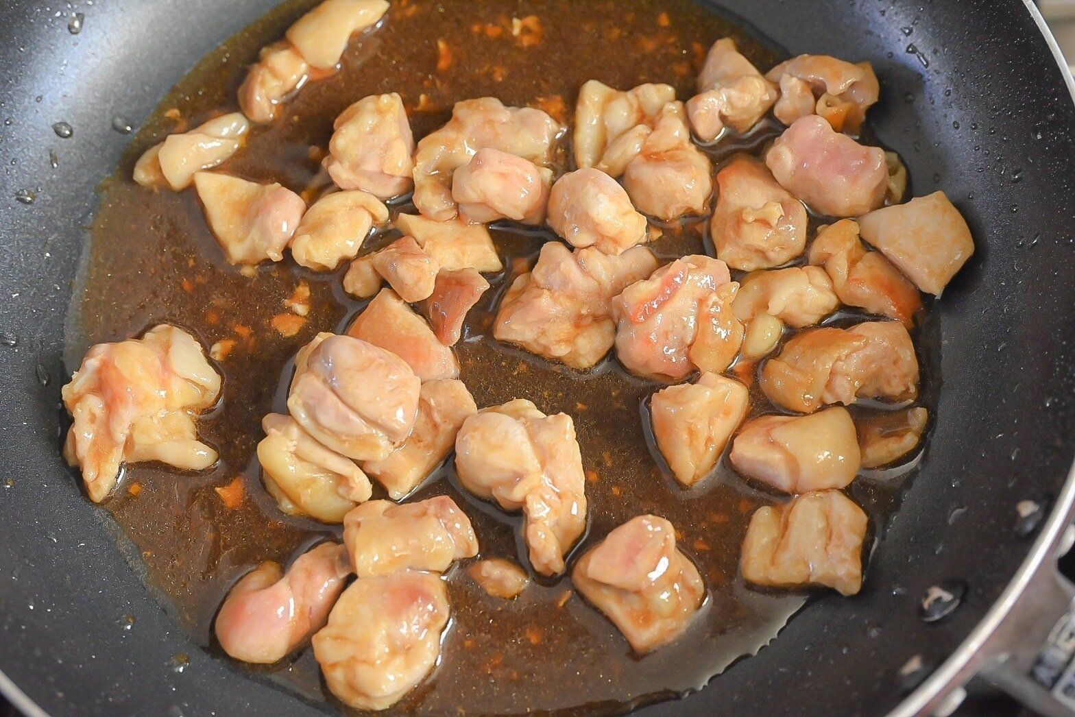フライパンに入った炒めた鶏肉とソース
