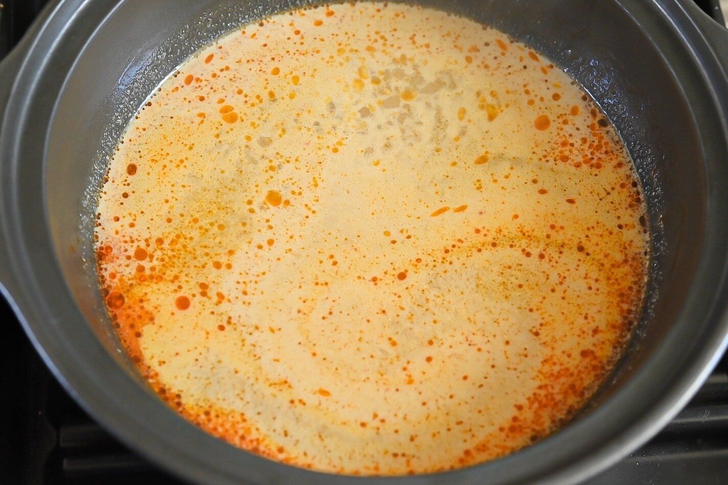 鍋に入った加熱したスープ