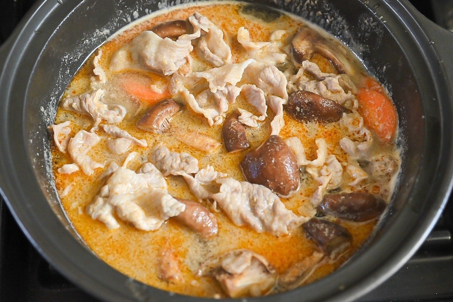 鍋に入った加熱した具材