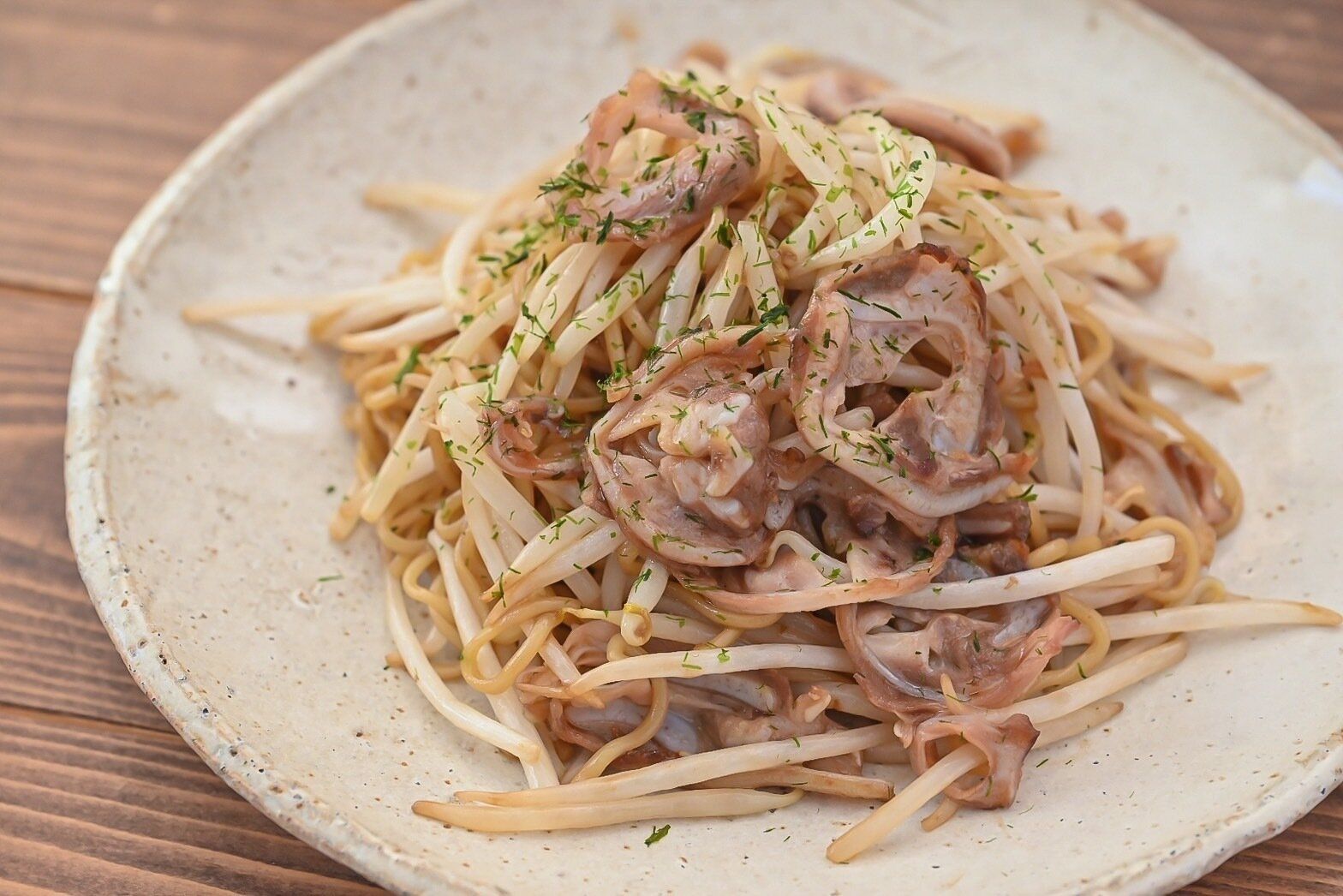 皿に盛られた豚なんこつともやしの焼きそば
